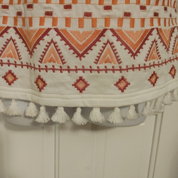 New Halter style top with beautiful embroidery - Picture 3 of 5